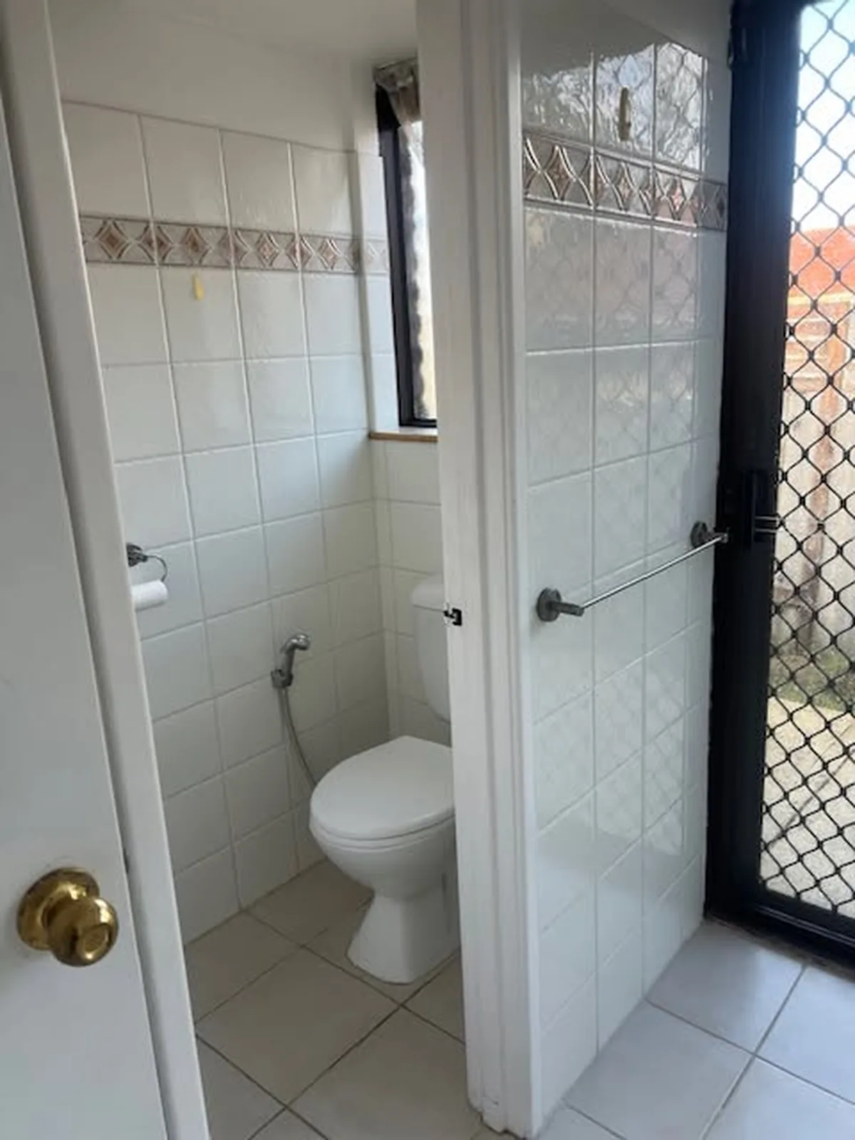 Rental bathroom and toilet cleaned back to standard as part of a vacate clean